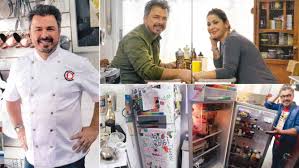 De santis estuvo presente en el ciclo que masterchef celebrity realiza paralelamente en su instagram, conducido por federico bal, donde repasan lo mejor de la semana en las cocinas de telefe.allí, hablaron un poco del proceso creativo del chef italiano a la hora de hacer humor para conquistar a la audiencia y a los propios participantes. Donato De Santis Abrio Las Puertas De Su Casa Su Heladera Y Hasta Sus Alacenas En Mi Cocina Mando Yo Si Mica Me Deja Ciudad Magazine