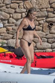 She was also a featured player in the ensemble cast of. Kate Hudson Shows Off Her Abs In Skinny Black Bikini As She Enjoys More Beach Time In Greece Oltnews