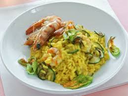 Il risotto zucchine e gamberetti è un primo piatto prefetto da realizzare in questo periodo con le zucchine di stagione. Risotto Alla Curcuma Con Gamberi E Zucchine