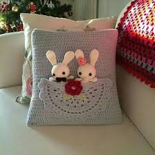 Epingle Par Samime Karahalli Sur Aksesuar En 2020 Coussin Au Crochet Oreiller En Tricot Coussin En Tricot