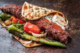 En lezzetli adana kebap evde fırında, tepside, mangalda nasıl yapılır? Traditioneller Adana Kebap Grillspiess Mit Tomaten Und With Tomato And Jogurt Als Closeup Auf Einem Fladenbrot Stock Foto Adobe Stock
