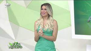 A loira segue a tendência da cor que está em alta, o look de alfaiataria, de longe, lembrou um macacão. Renata Fan Nao Perdoa E Alopra Denilson Finalizar Nao E A Sua Jogo Aberto Youtube