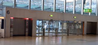 Sie erreichen von hier aus nach der sicherheitskontrolle die weiter betriebenen. Flughafen Frankfurt Transfer Wiesel Shuttle Taxi Mietwagen