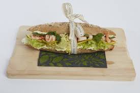 Con uno spelucchino eliminate le estremità delle arance, fino ad arrivare alla polpa; Panino Emazzancolle E Pesto Di Agrumi Rezepte Menu Srl Industria Specialita Alimentari