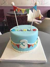Gâteau d'anniversaire décoré avec une figurine en impression alimentaire sur pâte à sucre ou possibilité de la remplacer par une figurine en. Gateau Anniversaire Pate A Sucre Collection De Gateaux