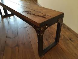 Style Industriel Banc Banc Avec Pieds En Metal Et Bois Grave Finition A Base D Huile Banc Avec Initiales Logo Ou Nom Meubles Sur Mesure Living Room Decor Furniture Steel Furniture