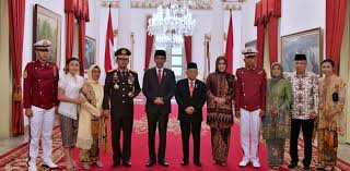 Ilham salah satu putra idham yang mengikuti jejak ayahnya, yakni masuk akademi kepolisian (akpol). Keluarga Kapolri Dan Presiden