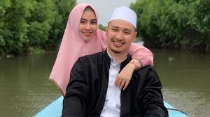 Ogni anno kartika propone tre collezioni e due limited editions. Cerita Suami Kartika Putri Yang Pernah Diminta Nikahi Wanita Lain Showbiz Liputan6 Com