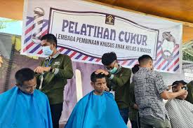Puluhan Warga LPKA Maros Diberi Pelatihan Usaha Cukur Rambut | Halaman  Lengkap