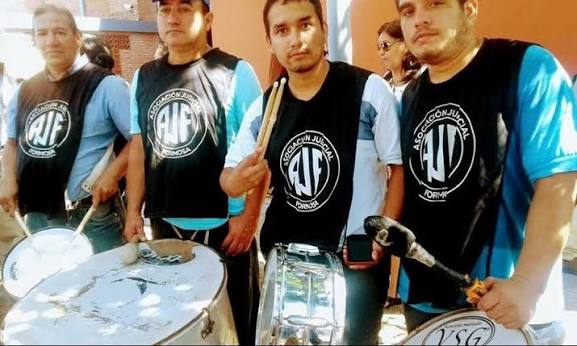 La AJUFSA realizó un paro y una marcha para exigir una suba salarial y  rechazar los aumentos recibidos por los magistrados y funcionarios - Diario  La Mañana