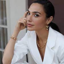 Gal Gadot is wearing gorgeous jewelry pieces by Tiffany & Co. Tiffany &  Co., Plaza Indonesia Level 1 #PlazaIndonesia #YourSecondHome #I... |  Instagram