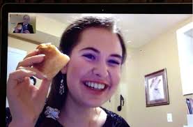 Teen experiences virtual prom in her basement