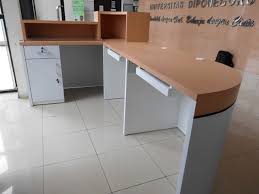 Berikut beberapa contoh gambar dan spesifikasi atau keterangan produk yang kami tawarkan untuk unit meja cafe, meja front office, meja ruang tamu stainless sebagai referensi anda sebelum beralih ke tempat pembuatan meja produk olahan laser cutting dan cnc router lain: Front Desk Melengkung Meja Customer Service Semarang Furniture Semarang