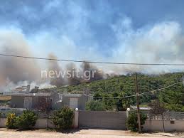 Βρίσκεται στα νότια της αττικής, χτισμένη στους βόρειους πρόποδες του όρους πάνειο σε υψόμετρο 190 μέτρων. Fwtia Sthn Keratea Eley8eros O Andras Poy Proshx8h Meta Tis Kataggelies