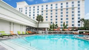 At holiday inn hotels & resorts® we pride ourselves in delivering warm and welcoming experiences for guests staying for business or pleasure. Holiday Inn And Suites Across From Universal Orlando Usa