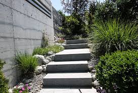 Stampfen oder betonieren sie diese treppe im garten in gleichmäßigen abständen (ganz nach ihren vorstellungen) im boden fest. Natursteintreppen Treppenanlagen Gartentreppe