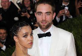 Mit der persönlichen fitnesstrainerin sydney liebes wurde er bereits beim händchenhalten erwischt. Nach Kristen Stewart Robert Pattinson Wagt Den Nachsten Schritt Mit Seiner Freundin