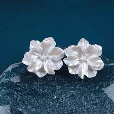 Amazon.com: Jugielu Aretes bohemios acrílicos de flores blancas, aretes de  resina con flores blancas, aretes de flor blanca, aretes de flor blanca, ...