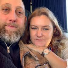 Tommy Robinson complained he didn't feel safe in his hotel hideaway after  fleeing the UK and it was an off-the-scale self-own for the ages  https://tinyurl.com/yef8urjf