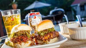La salsa al taleggio d.o.p. Hamburger Di Carne Bacon E Formaggio Cheddar Con Salsa Barbecue Al Sidro Wine Dharma