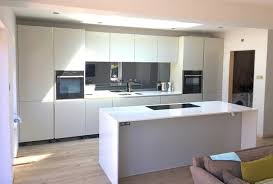 Maybe you would like to learn more about one of these? Modern Light Grey Kitchen Lounge Minimalistisch Kuche Sussex Von Schmidt Dorking Houzz