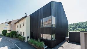 Blick über die landebahn des flughafens stuttgart zur wohnsiedlung hannibal im stuttgarter stadtteil asemwald. Stuttgart Haus W8 Fischer Rudenauer Architekten Partmbb