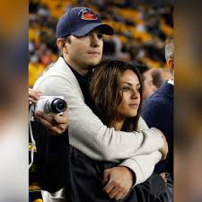 Back at home, however, their idyllic life is upset when they discover their neighbors could be assassins who have been contracted to kill the couple. Ashton Kutcher Und Mila Kunis So Soll Ihre Hochzeit Aussehen Bunte De