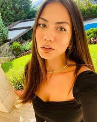 Erkenci kuş dizisiyle büyük bir çıkış yakalayan güzel oyuncu demet özdemir ile ilgili merak edilenleri sizler için derledik. Demet Ozdemir In Luks Yuvasi