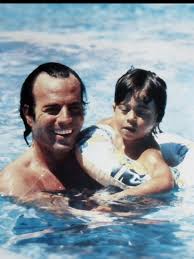 TBT Enrique Iglesias cùng cha Julio Iglesias và anh trai Julio Jr vào năm  1978 #EnriqueIglesias #Enrique #Iglesias #KingOfLatinPop | Theo dõi  @enriquedaily để biết thêm.