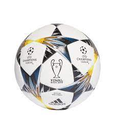 Si corre verso la finale. Adidas Ball Finale Der Champions League 2017 18 Kiew