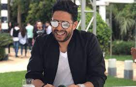 بالفيديو محمد حماقي يروج لأغنيته الجديدة حياتك في صورة in 2021 mens sunglasses sunglasses mirrored sunglasses
