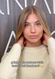 ¿Puedo ser rubia sin pasar por decoloración? Sí, y con resultados divinos.  Probé un rubio dorado que se funde con mi color base y resalta mi tono de  piel. No es un cambio drástico, pero sí uno que ...