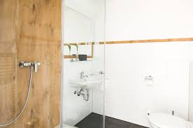 Laminat ist ein ästhetisch ansprechender belag für böden und wände, der, verglichen mit kacheln, auch noch deutlich wärmer ist. Glas Laminat Badezimmer Mit Eichenoptik Badezimmer