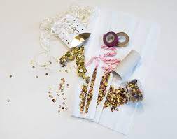 Bunte tischdeko für das silvester kreative partydeko für silvester bg. Deko Und Diy Blog Kreative Deko Ideen Fur Ein Schones Zuhause Silvesterdeko Selber Machen Partyhut Knallbonbons White And Vintage
