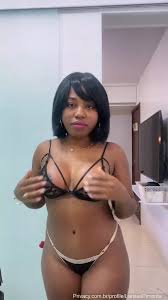 Larissa Pimenta mostrando sus habilidades con un plug anal en el trasero