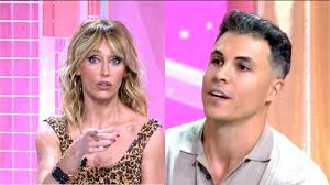 Emma García acorrala a Kiko Jiménez por lo que dice sobre Gloria Camila durante un vídeo en 'Fiesta': "Voy a decirlo o lo dices tú"