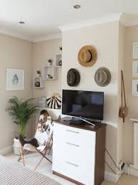 Clothespins are cleverly attached to the wall with adhesive strips! Bedroom Hat Wall Finnterior Designer