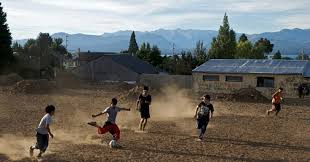 Dos niños protagonizan vídeo viral, jugando futbol. Recuerdos Del Ayer Las Pichangas De Mi Barrio Tierramarillano Noticias De Atacama Y Chile