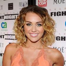 Hochgesteckte haare sind absolut im trend. Schulterlange Haare Locken Frisur Friseur Haarschnitt