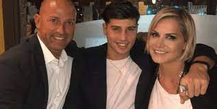 I figli giacomo, niccolò e caterina si mettono in posa vicini per una foto ricordo, ma una risata improvvisa rende lo scatto ancora più genuino. Simona Ventura Come Sta Il Figlio Niccolo Bettarini Dopo L Accoltellamento