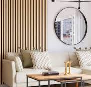 Salón de estilo nórdico con listones de madera