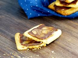 Biscuits Facon Twix Top Au Caramel De Cacahuetes Apprenons Ensemble Les Bases De La Patisserie Vegetale Alimentation Dessert Biscuits