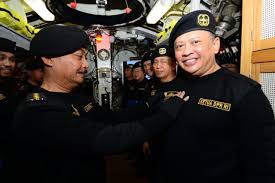 Satuan kapal selam itu berdiri berbarengan dengan tibanya dua kapal selam whiskey buatan rusia. Ketua Dpr Beserta Ksal Ksau Mendapatkan Brevet Hiu Kencana Fraksi Golkar
