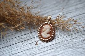 Pendentif Ancien Camee Coquillage En Or 18 Carats Bijoux Anciens Pendentif Bijoux