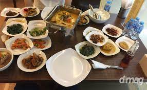 Nasi bungkus + lele balado + sayur singkong + mentimun + sambal merah / hijau. Nasi Padang What It Is And Why You Have To Try It Dlmag