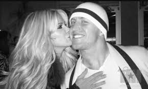 Kim Zolciak Gushes About Husband Kroy After Revealing Family S Stress Over His Uncertain Nfl Future Daily Mail Online After darbar superstar rajinikanth's pongal celebrations with family ft soundarya is going viral.