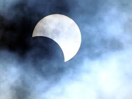Sa trajectoire est passée sur les îles féroé entre l'islande et l'écosse ainsi que sur le svalbard où elle a été visible au soleil couchant. Eclipse Solaire En France A J 9 Attention Les Yeux France Assos Sante