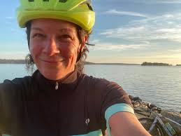 The wind at the seaside is a little strong today, but it still can't resist  my happy cycling heart.