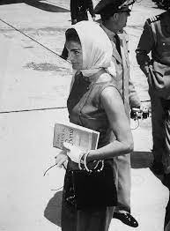 Jackie Kennedy Onassis S Airport Style Is Still The Height Of Chic Jackie Kennedy Jacqueline Kennedy Onassis Jackie Kennedy Style