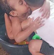 Si eres mamá. Aunque tu bebé no viva, eres su mamá. Aunque su corazón dejó  de latir, eres su mamá. Aunque no lo cargues en tus brazos, eres su mamá.  Aunque no